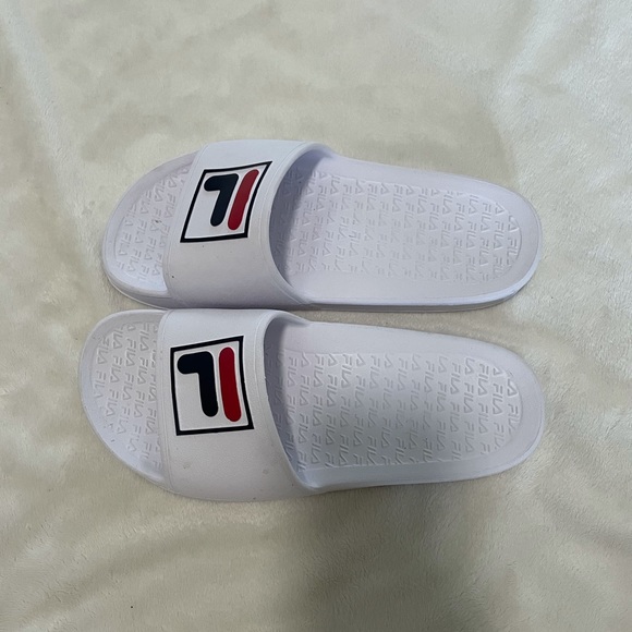 Fila slides - Picture 4 of 9